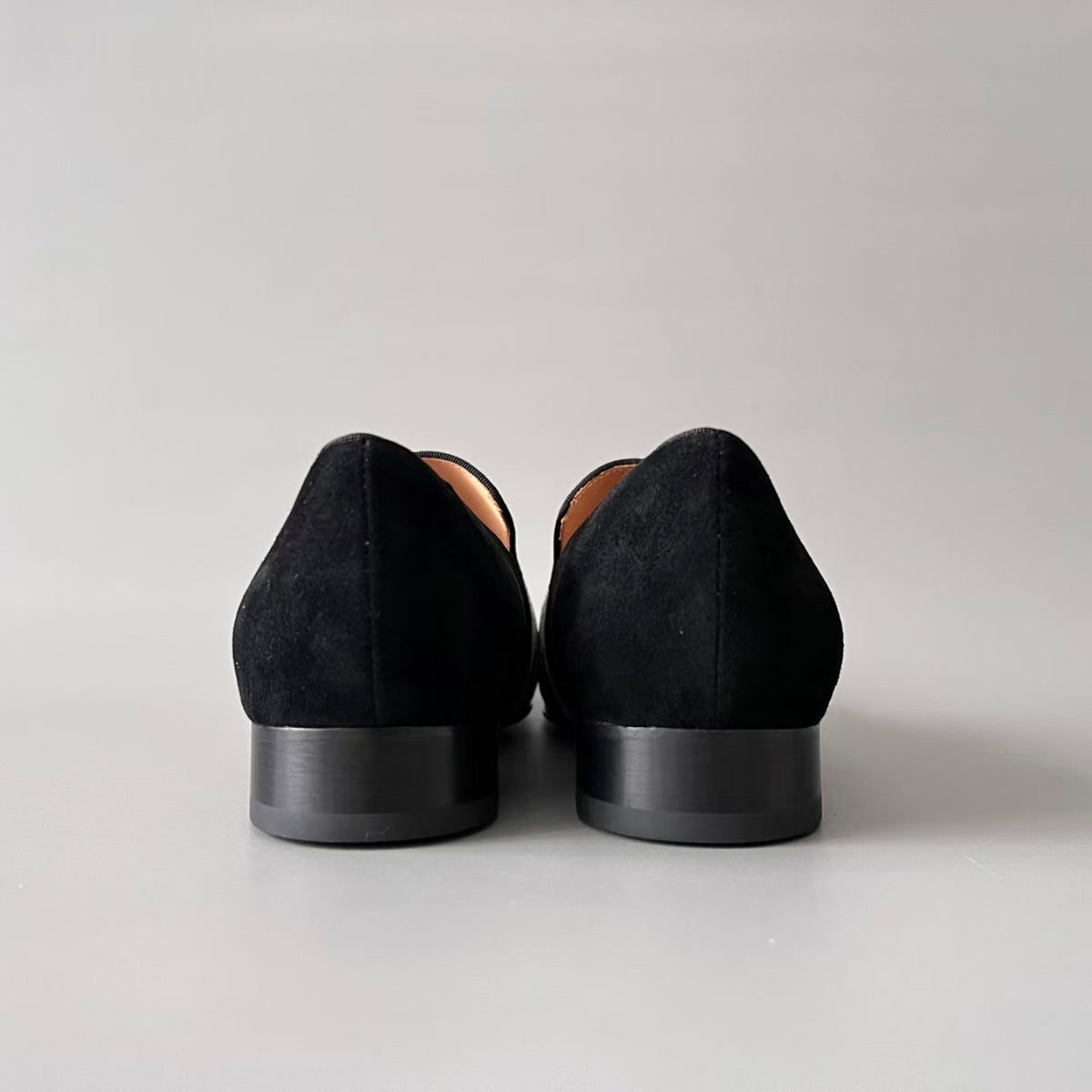 CL 【Suola Rossa】Mocassini da uomo in camoscio nero – Modello slip-on a punta tonda, sinonimo di comfort e raffinatezza.